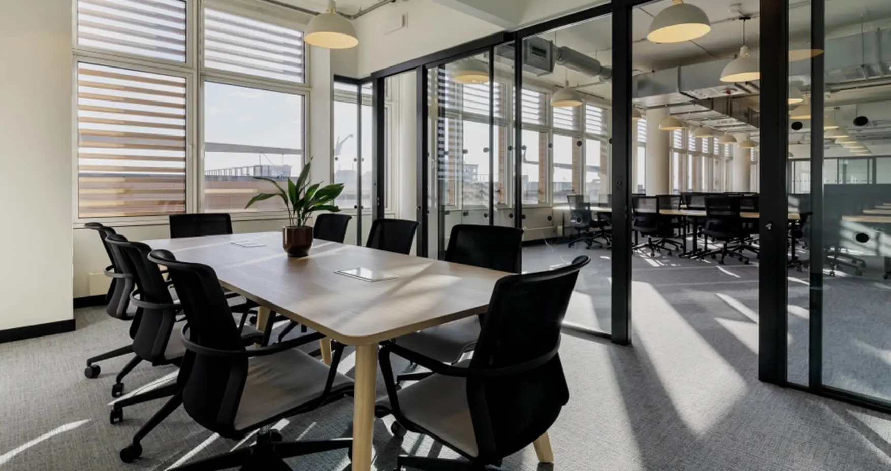 Indy Berlin Atrium Tower Büro mit Meetingraum