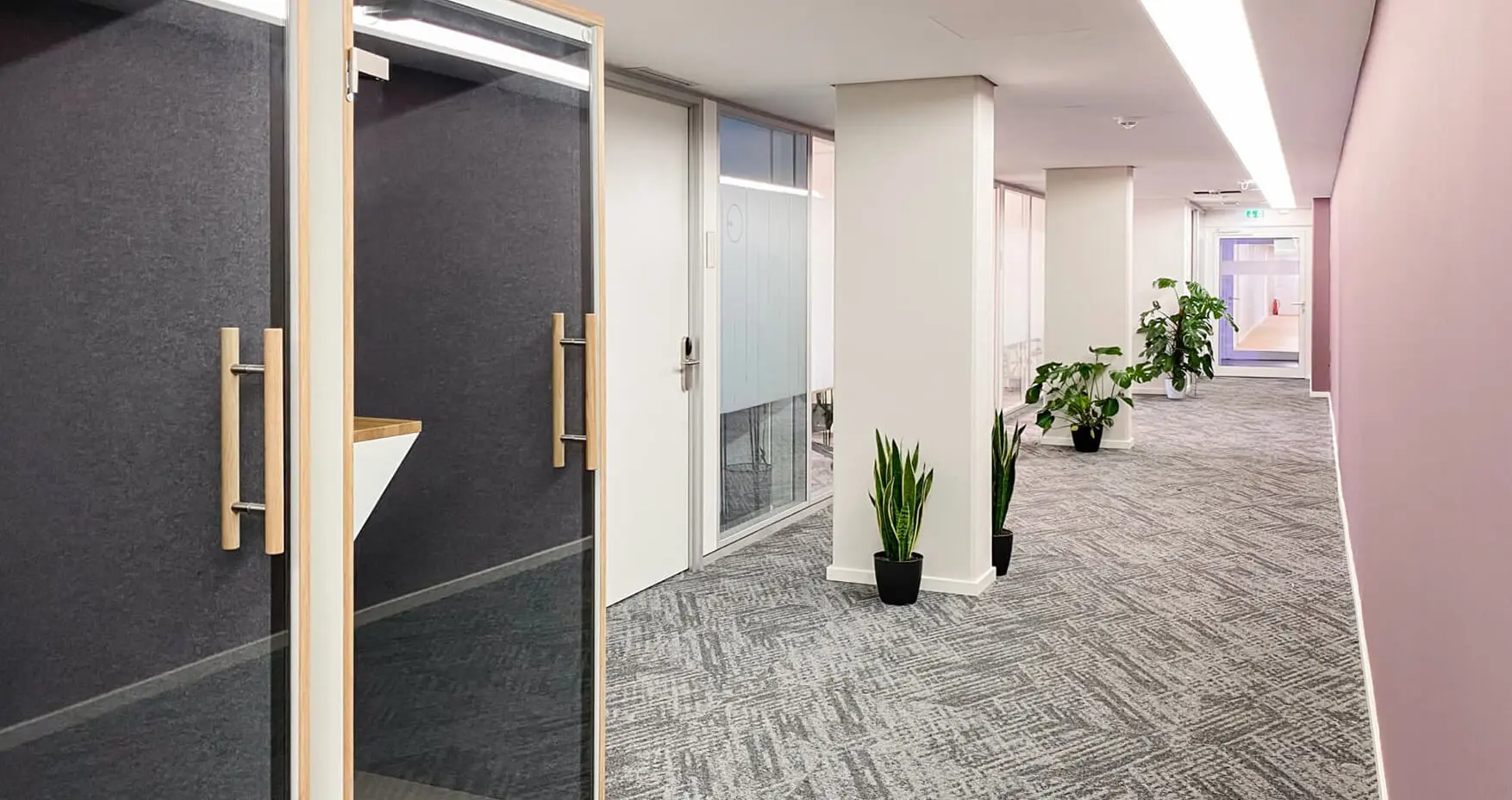 Unicorn Kustermannpark Flur und Telefonboxen