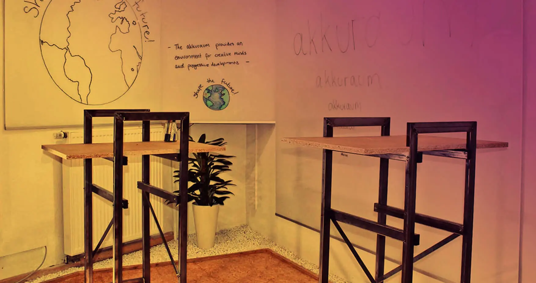 akkuraum Coworking Köln Bartische