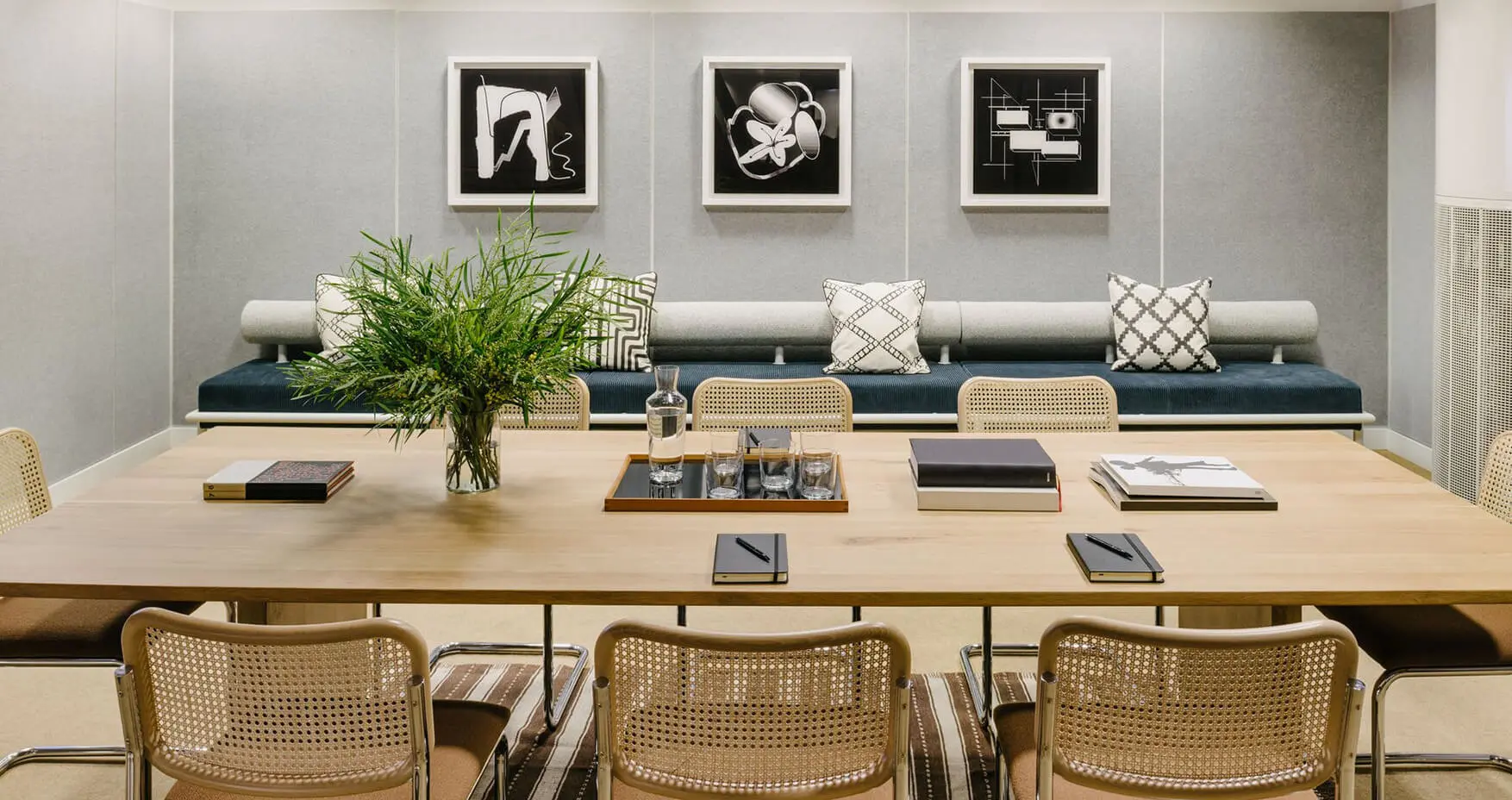 WeWork Berlin Friedrichstraße Meetingraum mit Sofas