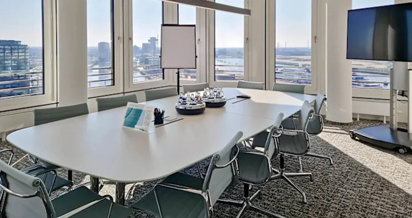 Signature by Regus Hamburg Hafencity Meetingraum